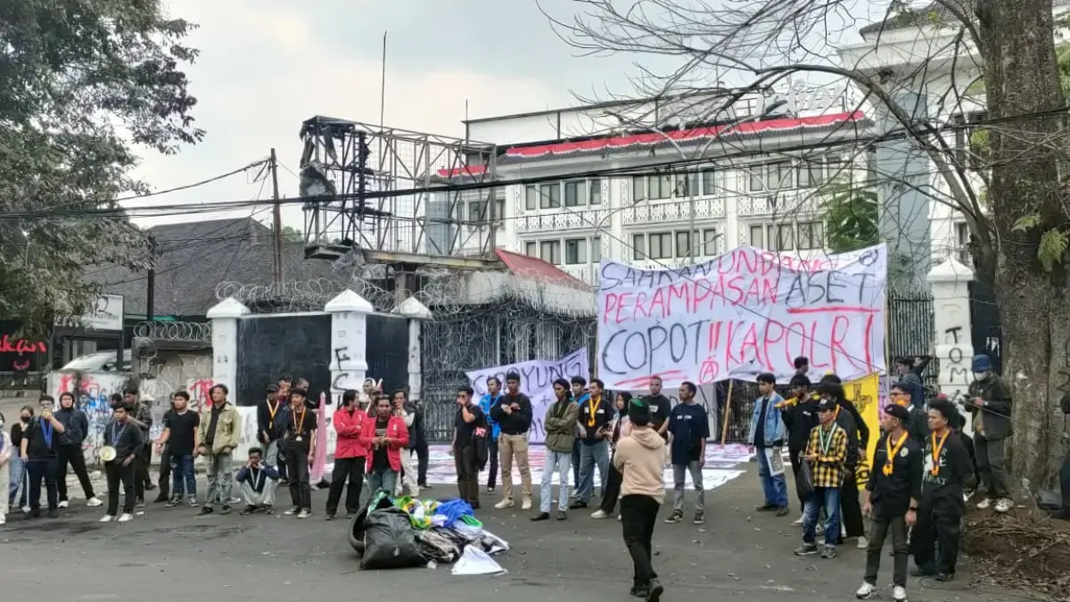 Kembali Lakukan Aksi, Ratusan Massa Mulai Padati Gedung DPRD Jabar Lagi 