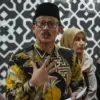 Rektor Universitas Islam Bandung (Unisba) Harits Nu\'man saat memberi keterangan pers kepada awak media di Gedu