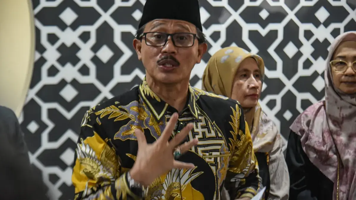 Tembakan Gas Air Mata di Depan Kampus UNISBA, Ini Penjelasan Rektor Rektor Universitas Islam Bandung (Unisba) Harits Nu\'man saat memberi keterangan pers kepada awak media di Gedu