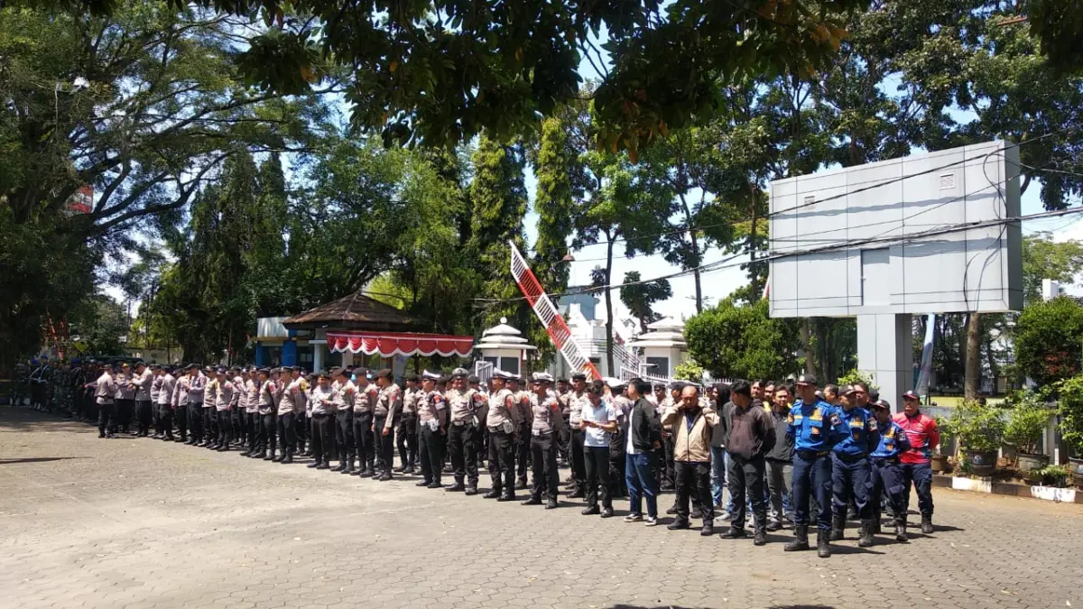 Antisipasi Ketat Jelang Aksi Mahasiswa di DPRD Cimahi, Ratusan Aparat Disiagakan Sejumlah Aparat Gabungan Telah Siaga di Depan Gedung DPRD kota Cimahi (mong)