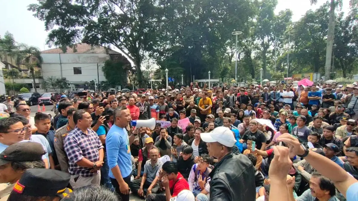 Pedagang Pasar Bogor Gelar Aksi Demo di Balai Kota, Minta Penundaan Pembongkaran hingga Lebaran 