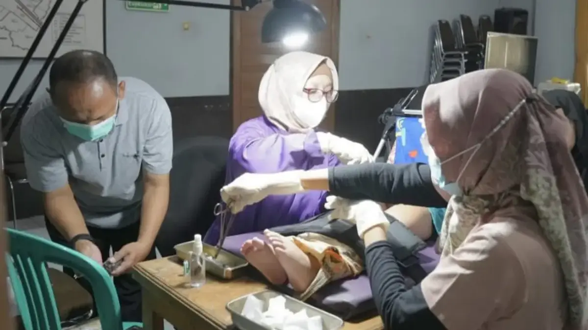 Untuk Pemerataan, Legislator Dukung Program Beasiswa Dokter Spesialis Ilustrasi nakes melayani masyarakat. (Dok Dinkes Jabar)