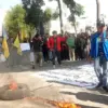 Aksi Bakar Ban saat Unjuk Rasa Mahasiswa Cimahi di depan gedung DPRD (mong