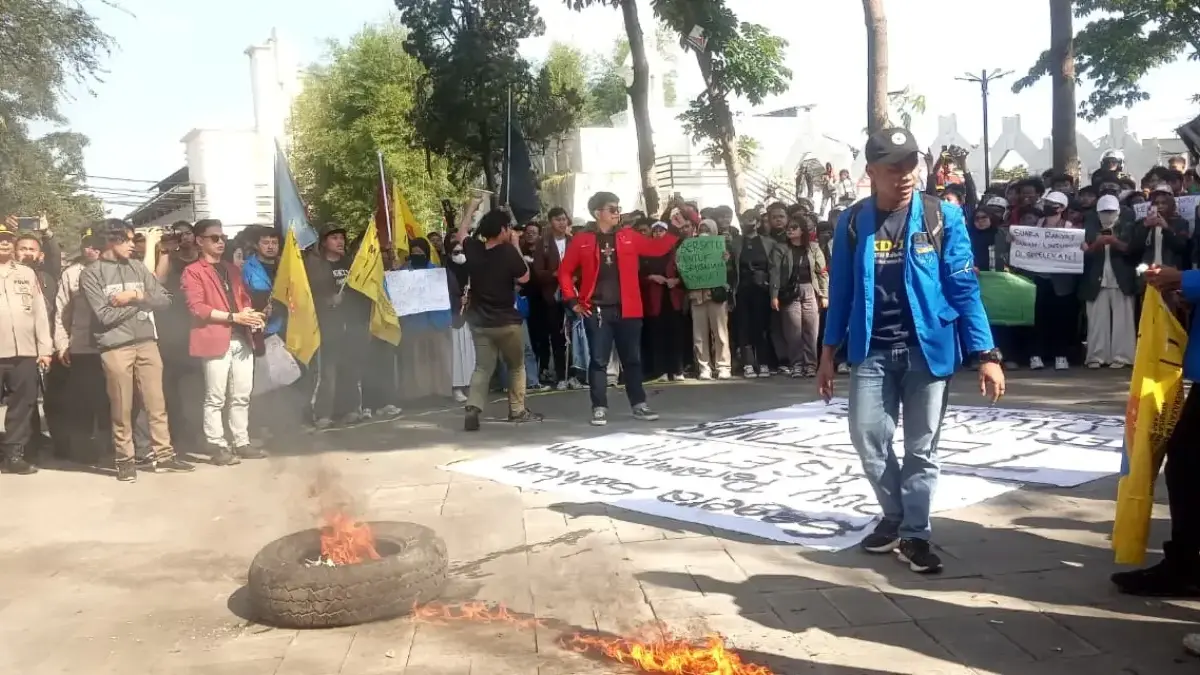 Aksi Bakar Ban saat Unjuk Rasa Mahasiswa Cimahi di depan gedung DPRD (mong