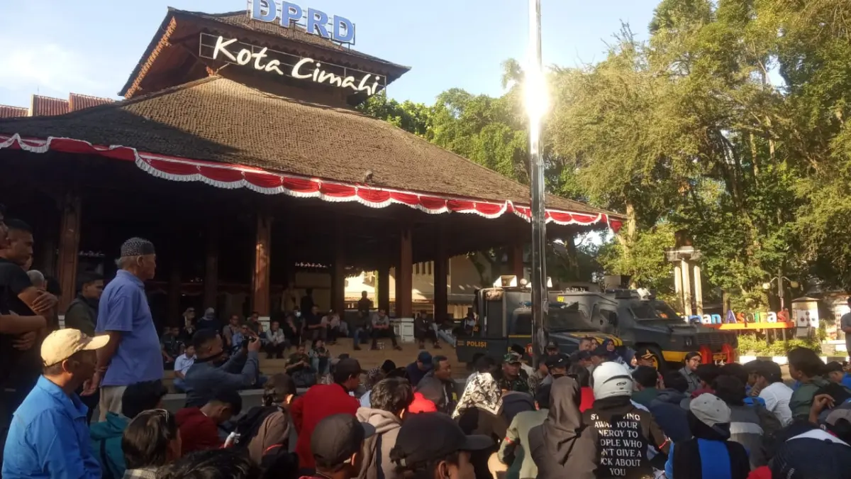 Ironi! Kantor DPRD Cimahi akan Dipercantik, Mahasiswa Soroti 28 Ribu Warga Masih Hidup di bawah Garis Miskin Ironi! Kantor DPRD Cimahi akan Dipercantik, Mahasiswa Soroti 28 Ribu Warga Masih Hidup di bawah Garis Miskin