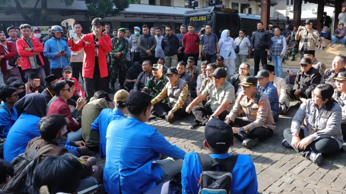 Wali Kota Cimahi Ngatiyana bersama jajaran Forkopimda duduk bersila di tanah berbaur dengan mahasiswa saat aks