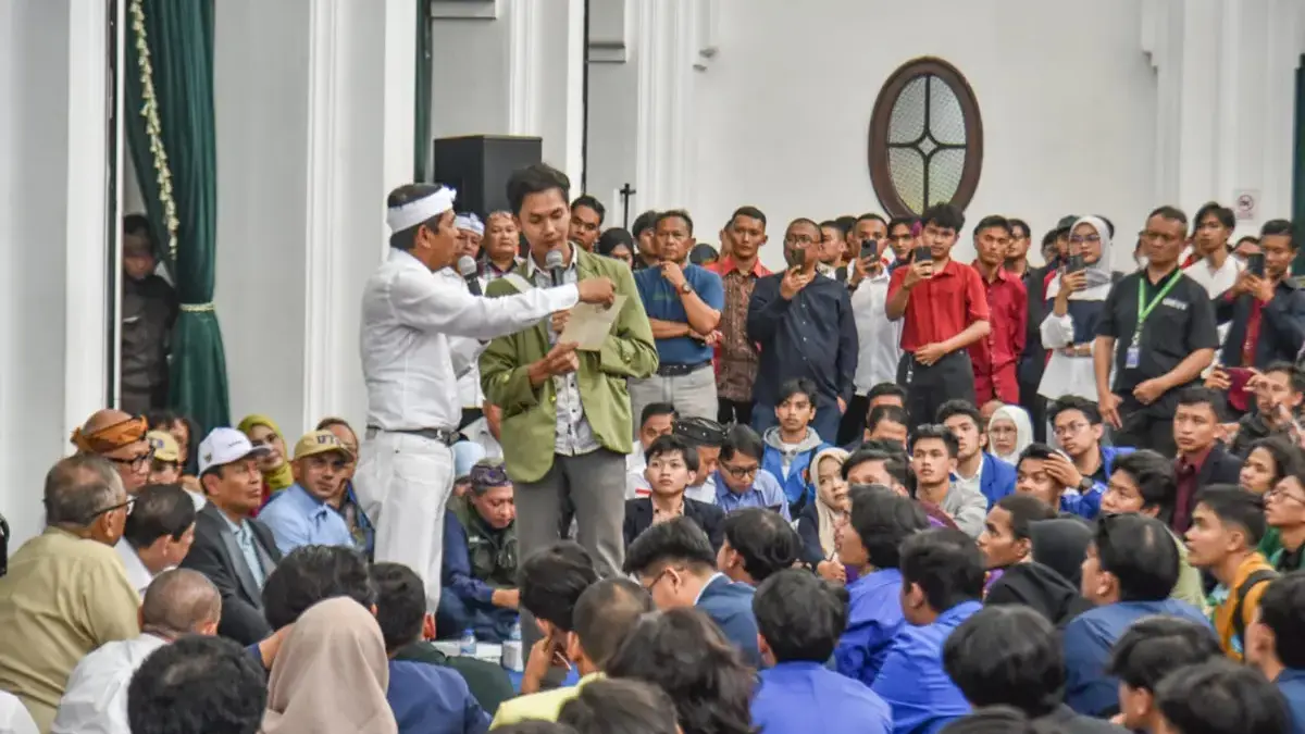 Forum Dialog Terbuka di Gedung Sate Bandung, Demul Janji Penuhi Tuntutan Mahasiswa Demul Janji Penuhi Tuntutan Mahasiswa di Gedung Sate