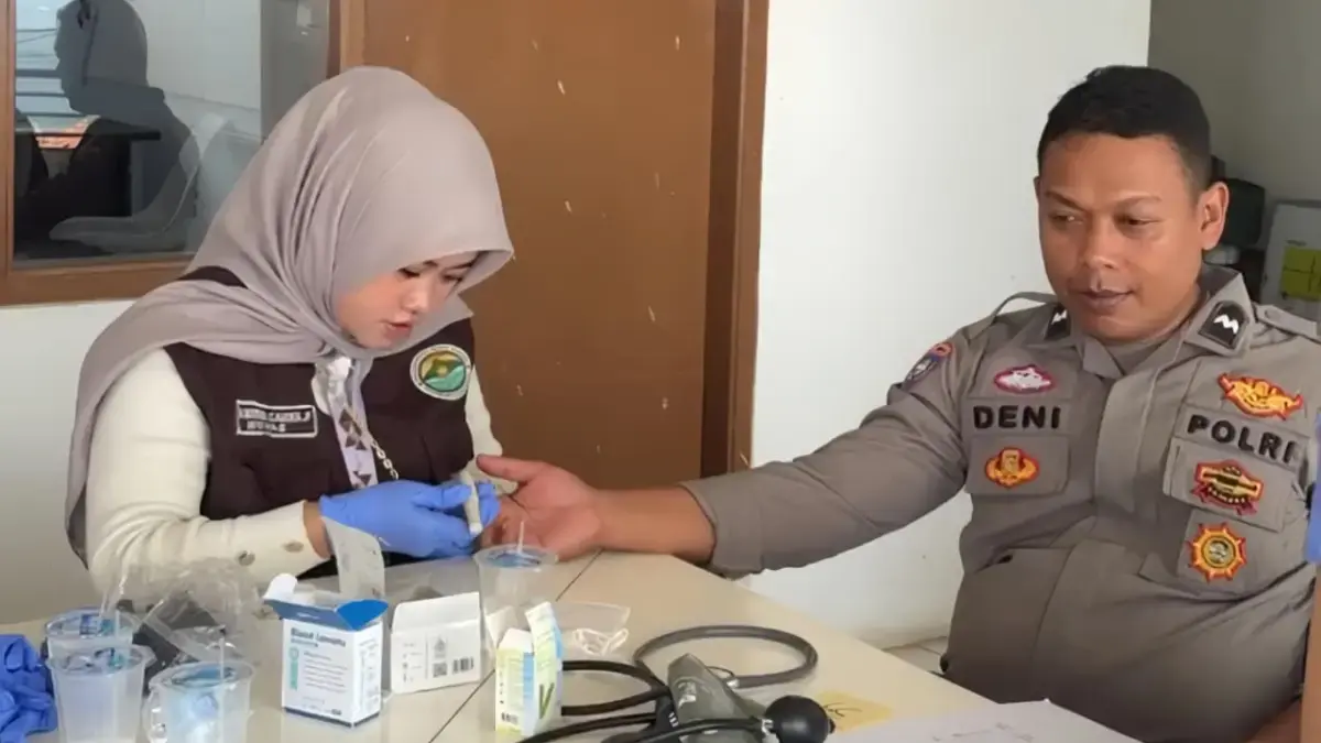 Cegah Warga Desa Dukuh Terkena Penyakit Menular, Mahasiswa KKN BKU Lakukan Program CEMERLANG Cegah Warga Desa Dukuh Terkena Penyakit Menular, Mahasiswa KKN BKU Lakukan Program CEMERLANG