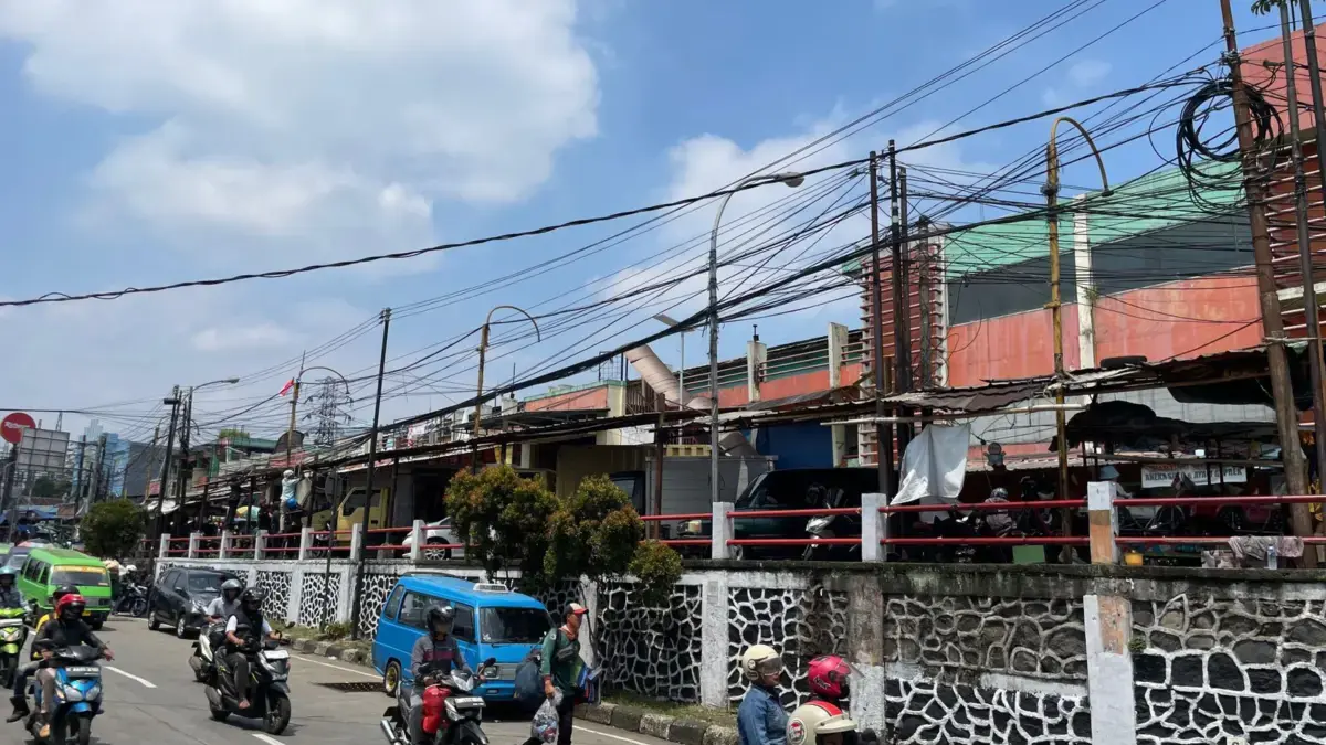 Wujudkan Kota Rapi dan Indah, DPUPR Kabupaten Bogor Perbaiki Kabel Semerawut di Simpang Ciawi