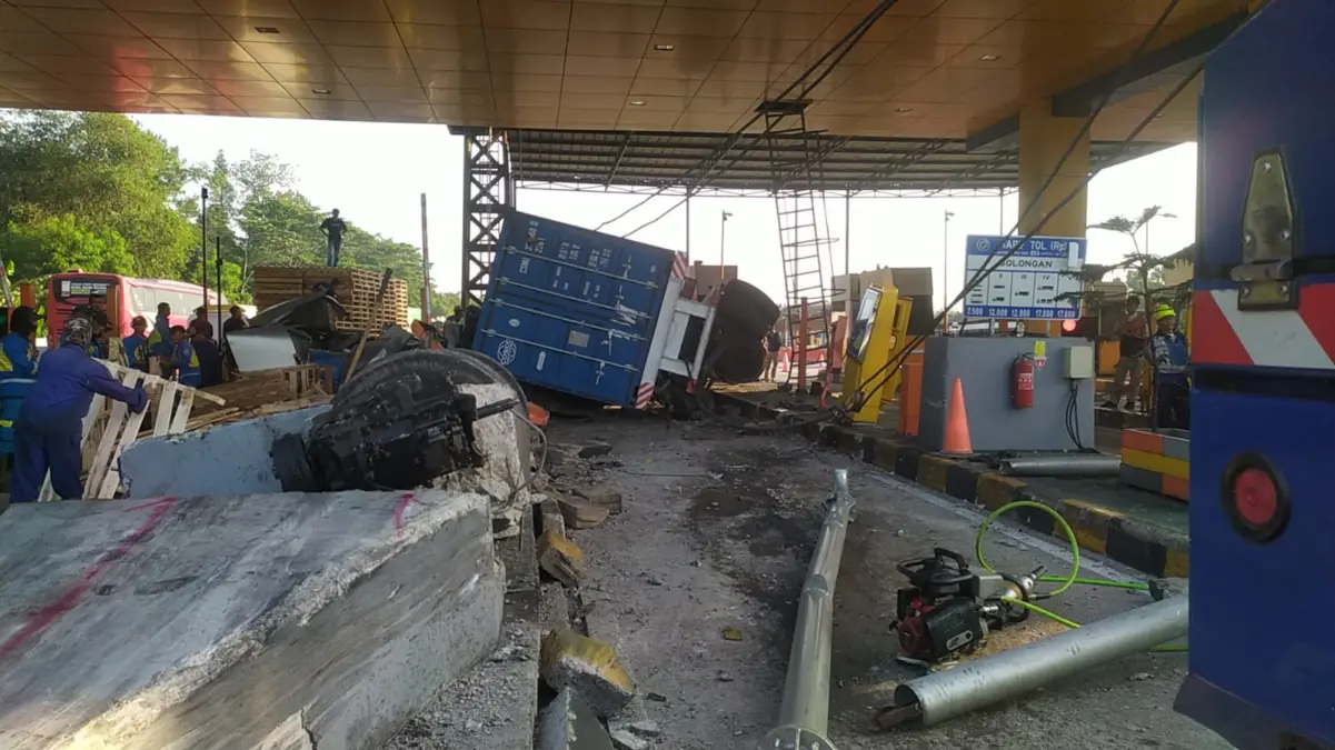 Diduga Alami Rem Blong, Truk Bermuatan Pupuk Hantam Gerbang Tol Ciawi 2 Bogor Diduga Alami Rem Blong, Truk Bermuatan Pupuk Hantam Gerbang Tol Ciawi 2 Bogor