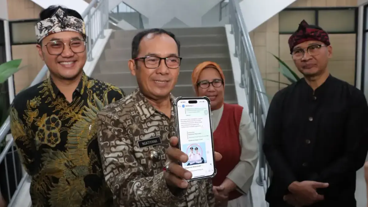 Cimahi Luncurkan WA Mantap, Layanan Publik Digital 24 Jam untuk Warga Wali Kota Cimahi, Ngatiyana, memperlihatkan aplikasi WA Mantap, inovasi layanan publik digital 24 jam yang bis