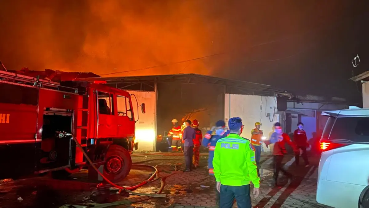 Wali Kota Cimahi Peringatkan Warga Usai Kebakaran Gudang Hebat di Jalan Kolmas