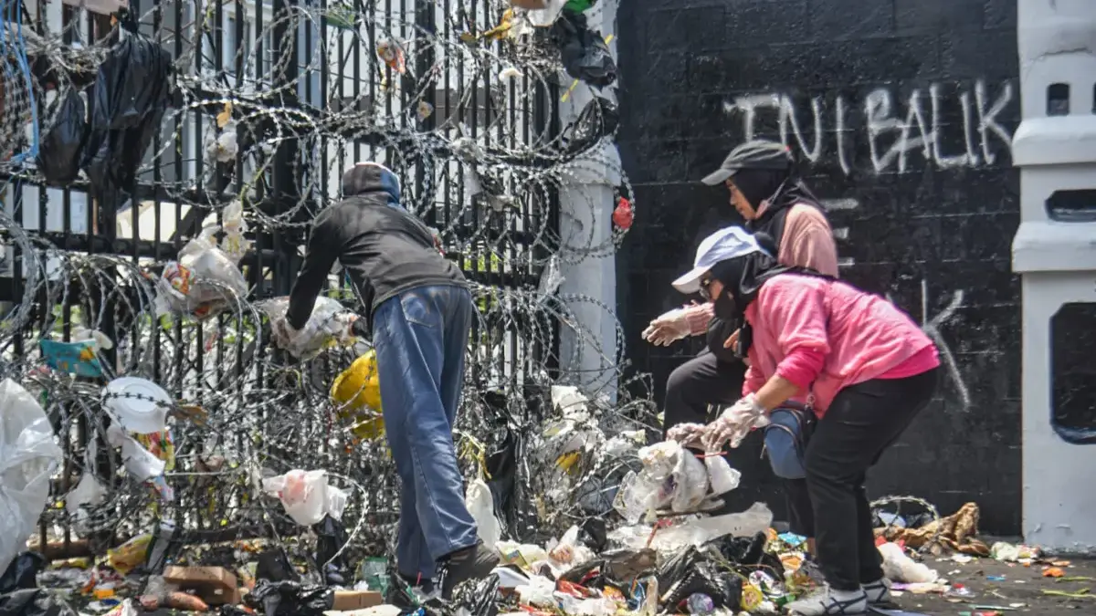 Massa yang tergabung dalam Masyarakat Kampung Kota Bandung melempar sampah saat aksi unjuk rasa di depan gedu