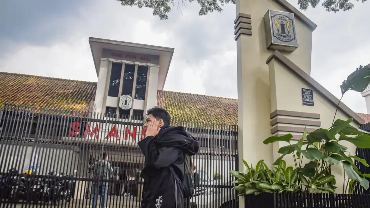 Pelajar berjalan di lingkungan SMAN 1 Kota Bandung, Jalan Ir.H.Djuanda, Kamis (4/9). Foto: Dimas Rachmatsyah /
