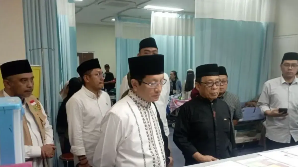 Menag Janji Renovasi Majelis yang Ambruk di Bogor: Ini Musibah, Tapi Niatnya Mulia Menteri Agama Nasaruddin Umar meninjau kondisi korban yang dirawat di RSUD Kota Bogor, Jawa Barat, Minggu