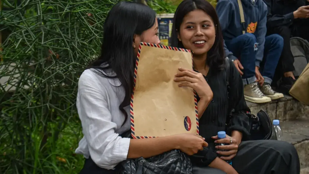 Belum Selaras! Ekonomi Tumbuh Tapi Pengangguran di Jabar Tertinggi Para pencari kerja menunggu wawancara kerja di gerai cepat saji di Bandung. Foto: Dimas Rachmatsyah / Jabar Ek