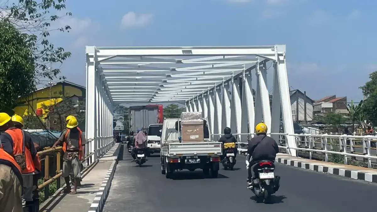 Jembatan Dayeuhkolot Rampung Direnovasi, Warga dan Pengemudi Sambut Lega Kondisi saat ini Jembatan Dayeuhkolot atau yang lebih dikenal Jembatan Citarum Baru sudah mulai dilintasi oleh