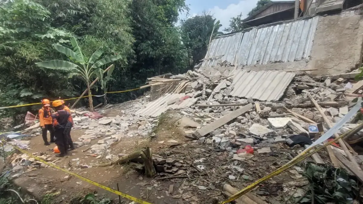 Korban Bangunan Majelis Taklim di Ciomas Bogor Ambruk Bertambah : 4 Tewas, 127 Luka-luka Korban Bangunan Majelis Taklim di Ciomas Bogor Ambruk Bertambah : 4 Tewas, 127 Luka-luka