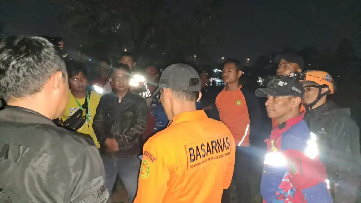 Diduga Terpeleset Saat Menangkap Biawak, Dua Orang Hilang Terseret Arus Sungai Citarum Kabupaten Bandung Diduga Terpeleset Saat Menangkap Biawak, Dua Orang Hilang Terseret Arus Sungai Citarum Kabupaten Bandung