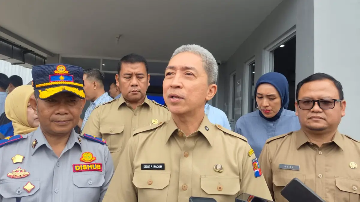 Wali Kota Bogor, Dedie A. Rachim bersama Kepala Dinas Perhubungan (Dishub), Sujatmiko Baliarto, meninjau langs
