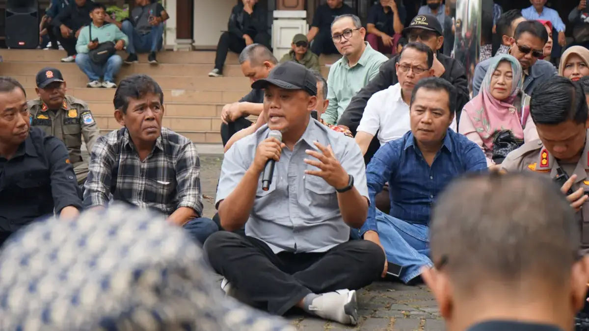 Ketua DPRD kota Cimahi, Wahyu Widyatmoko saat Duduk bersama Demonstran di Gedung DPRD Kota Cimahi (Dok: DPRD C