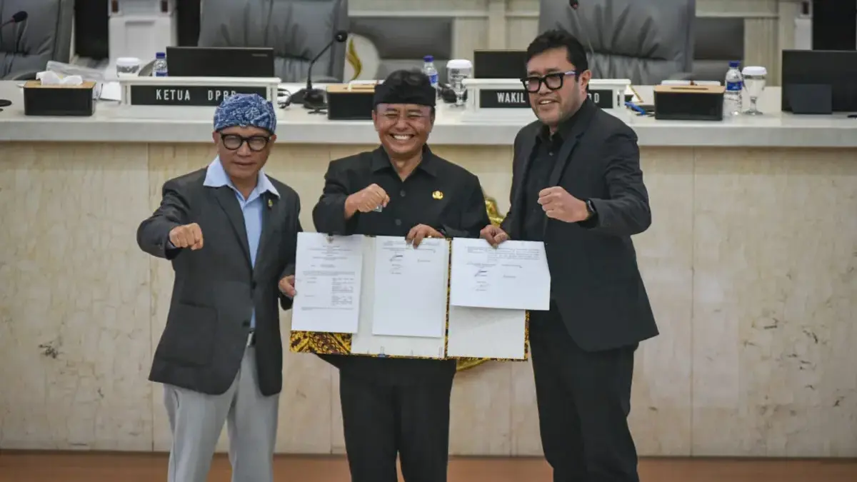 Paripurna DPRD Jabar Sahkan Pemekaran Cirebon Timur, Karangwareng Jadi Ibu Kota Sekretaris Daerah Provinsi Jawa Barat Herman Suryatman (tengah) Ketua DPRD Jawa Barat Buky Wibawa Karya Guna (