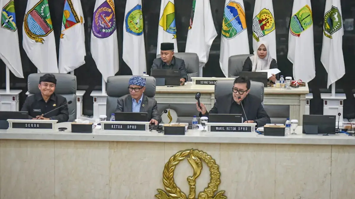 DPRD Dorong Keberpihakan Anggaran untuk Persiapan Cirebon Timur Sekretaris Daerah Provinsi Jawa Barat Herman Suryatman (kiri) Ketua DPRD Jawa Barat Buky Wibawa Karya Guna (te