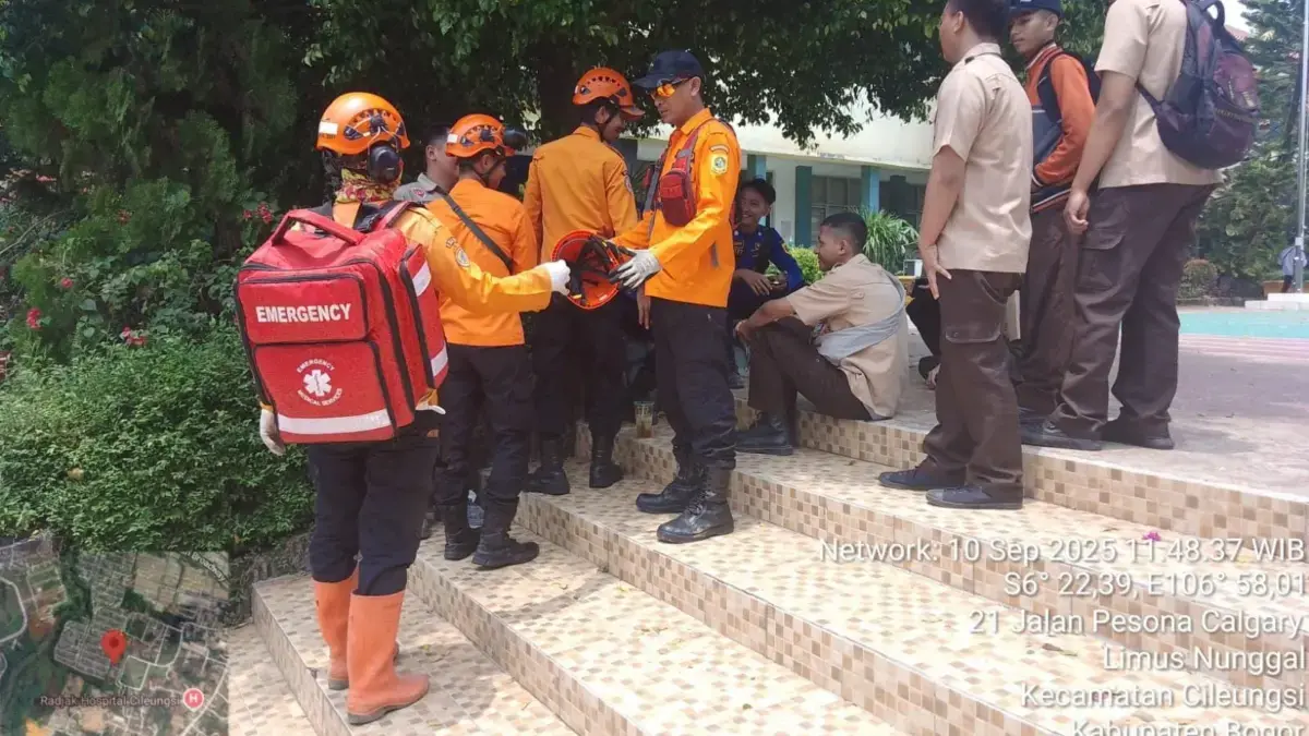 Atap SMKN 1 Cileungsi Ambruk Saat KBM, 20 Siswa Sudah Dipulangkan, 6 Masih Dirawat Pihak BPBD Kabupaten Bogor saat berada di SMKN 1 Cileungsi. Foto: BPBD Kabupaten Bogor