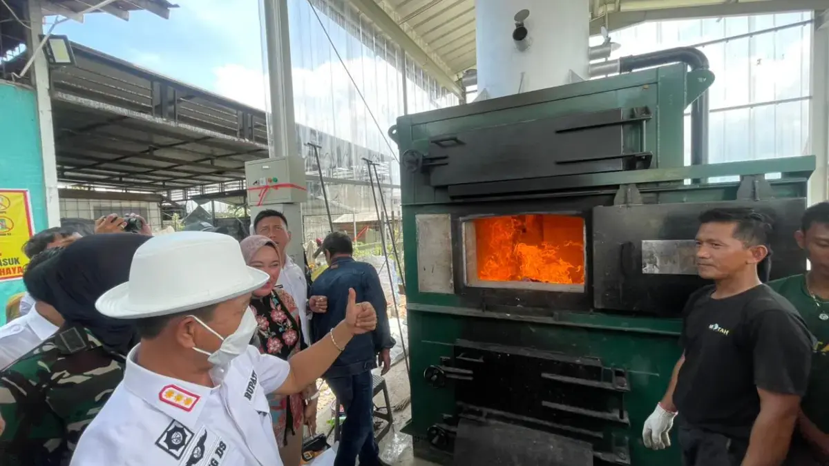 TPS3R Bagja Desa Lengkong Hadirkan Incinerator MOTAH, Bupati Bandung Optimis Sampah Desa Teratasi Bupati Bandung Dadang Supriatna saat melihat Tempat Pengolahan Sampah Reduce Reuse Recycle (TPS3R) Bagja di De