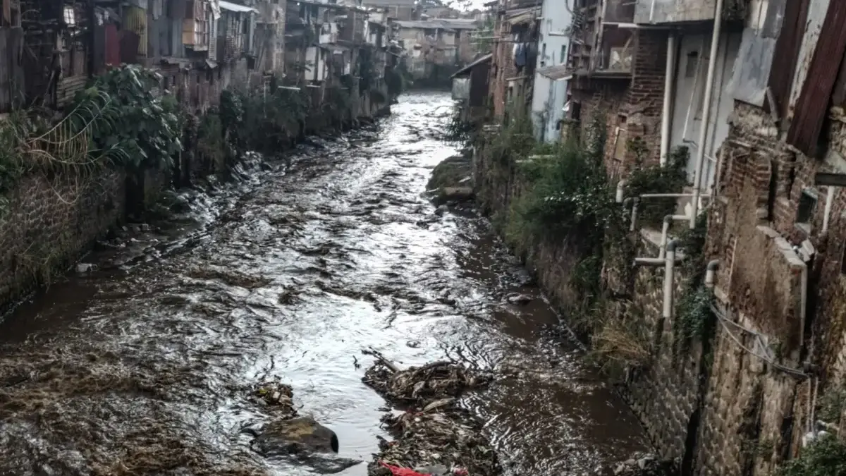 Musim Hujan Mulai Mengguyur, DLH Bandung Gerak Cepat Bersihkan Saluran Air Dari Sampah Menumpuk Musim Hujan Mulai Mengguyur, DLH Bandung Gerak Cepat Bersihkan Saluran Air Dari Sampah Menumpuk