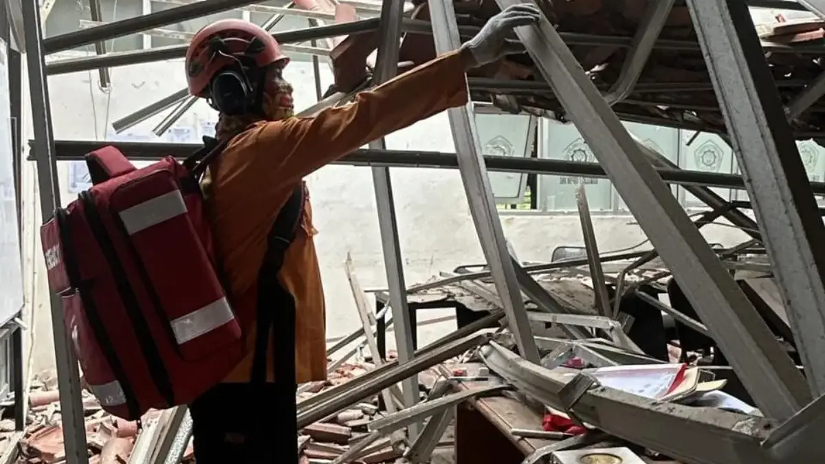 Petugas BPBD Kabupaten Bogor saat membersihkan puing di SMK Negeri 1 Cileungsi. Foto: BPBD Kabupaten Bogor