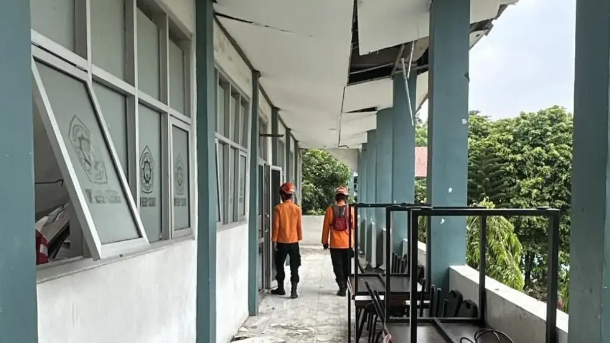 Atap SMKN 1 Cileungsi Ambruk, Bupati Bogor Ditelepon Langsung oleh Gubernur Jabar Petugas BPBD Kabupaten Bogor saat berada di SMKN 1 Cileungsi. Foto: BPBD Kabupaten Bogor