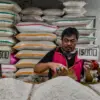 Pedagang menyiapkan beras di salah satu toko beras di Pasar Kosambi, Kota Bandung, Rabu (10/9). Foto: Dimas Ra