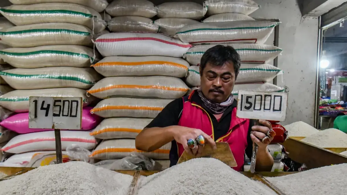 Pedagang menyiapkan beras di salah satu toko beras di Pasar Kosambi, Kota Bandung, Rabu (10/9). Foto: Dimas Ra
