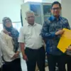 Wakil Ketua DPRD Jabar M.Q.Iswara saat menyerahkan berkas ke Kemendagri. (Dok Tim Iswara)