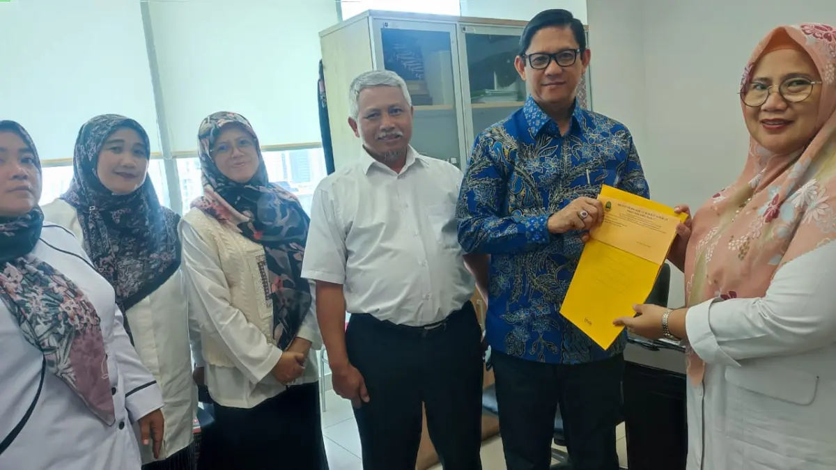 Wakil Ketua DPRD Jabar M.Q.Iswara saat menyerahkan berkas ke Kemendagri. (Dok Tim Iswara)