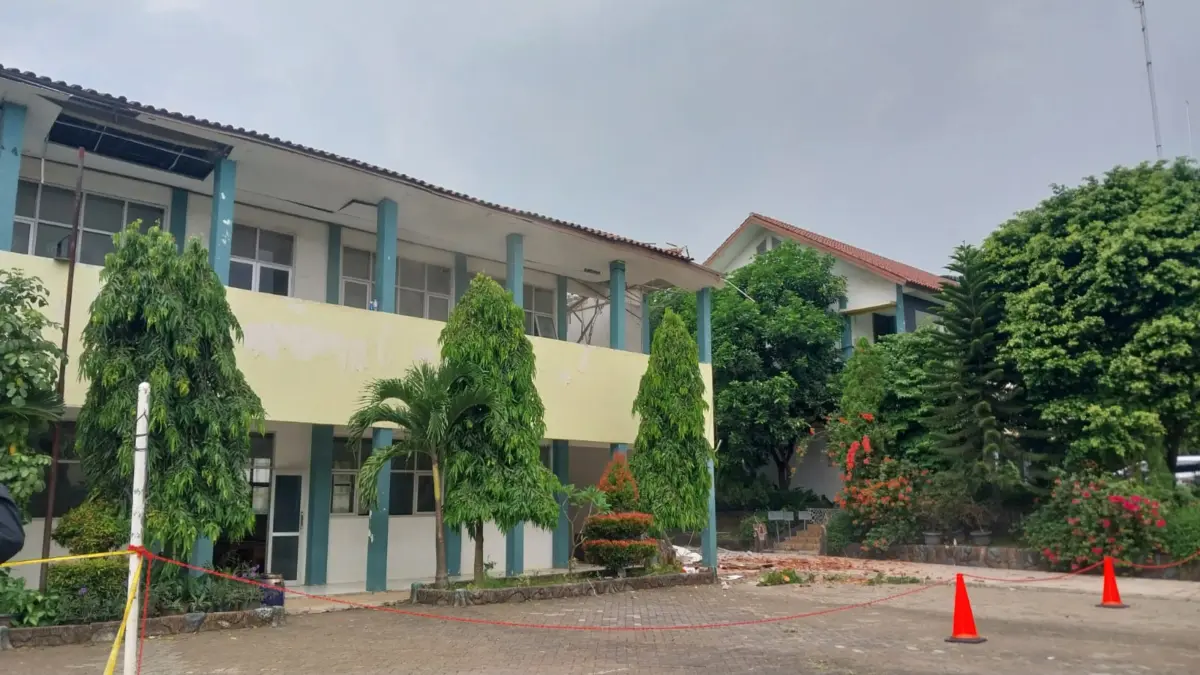 Kondisi bangunan yang runtuh di SMK Negeri 1 Cileungsi. Foto: Regi