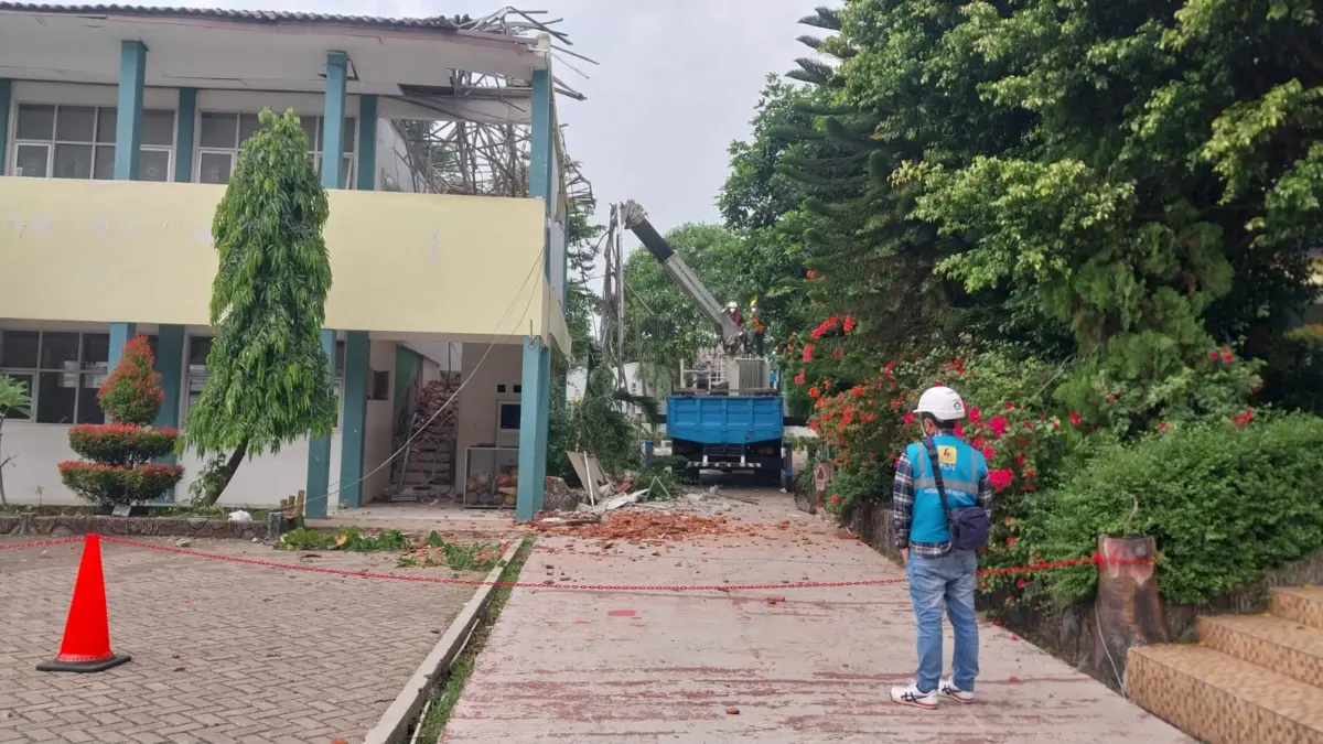 Atap Bangunan SMKN 1 Cileungsi Runtuh, Siswa Panik hingga Loncat ke Pohon untuk Selamatkan Diri Atap Bangunan SMKN 1 Cileungsi Runtuh, Siswa Panik hingga Loncat ke Pohon untuk Selamatkan Diri