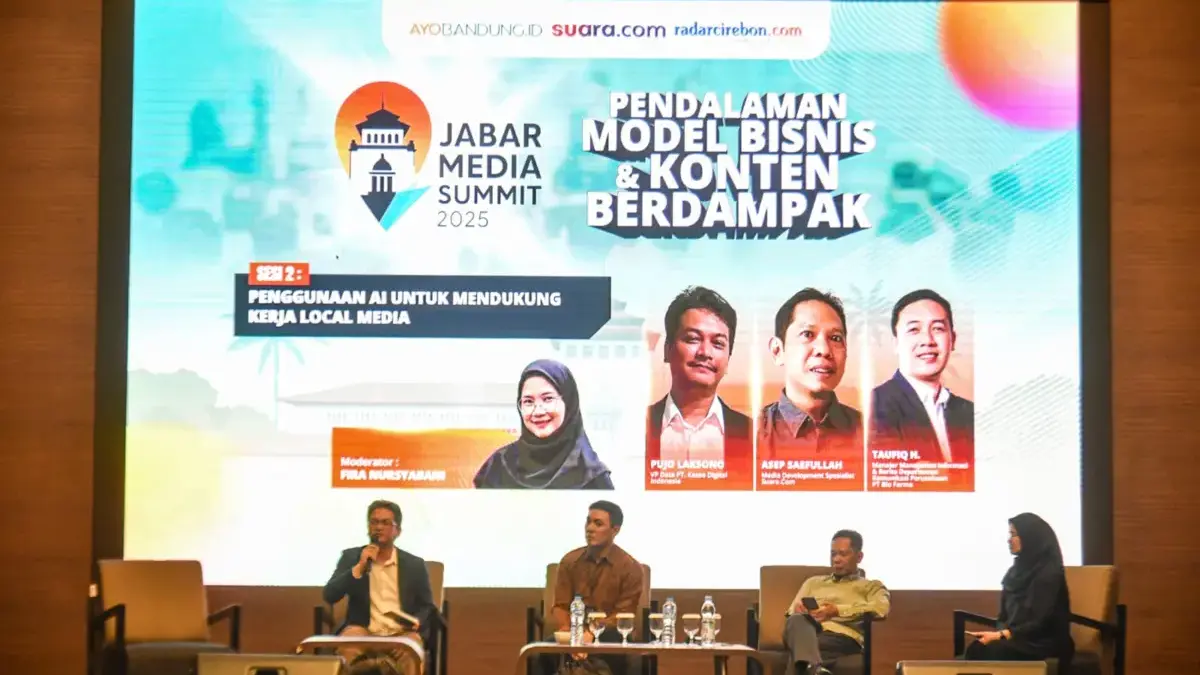 Pujo Laksono Vice President Data PT Kazee Digital Indonesia (kiri) Taufiq Herbawono Manajer Manajemen Infomasi