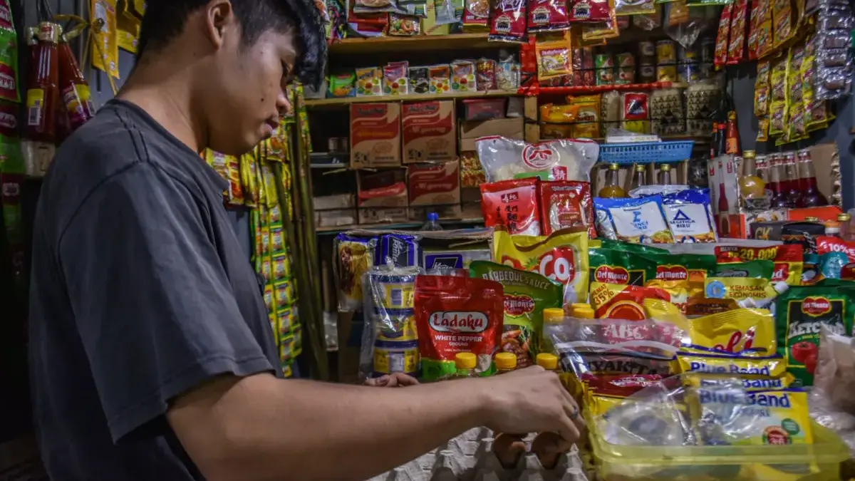 Pemkot Bandung Klaim Inflasi Bandung Masih Terkendali Penjaga toko meraikan telur di sebuah toko grosir di Pasar Kosambi, Kota Bandung, Kamis (11/9). Foto: Dimas Ra