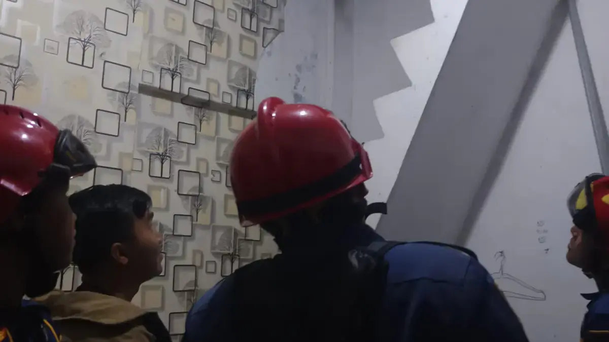 Damkar Bogor Amankan Pelaku Pembakaran Rumah di Cibinong, Bawa Sajam dan Alami Gangguan Mental Petugas bersama teman pelaku saat membujuk pelaku pembakaran rumah. Foto: Damkar Kabupaten Bogor