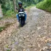 Pengendara roda dua harus ekstra hati-hati melewati jalan berbatu dan berlumpur di jalur Ganjarsari-Cipada, Ci