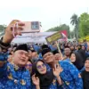 Pemkab Bogor Ajukan 9.756 Formasi PPPK Paruh Waktu, Tak Perlu Seleksi Ulang Sejumlah ASN melakukan swafoto bersama Bupati Bogor Rudy Susmanto seusai pelantikan. Foto: Sandika