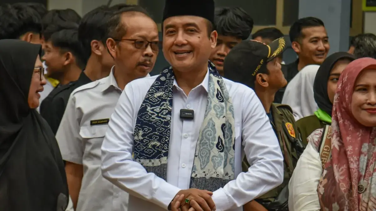 Wakil Walikota Bandung Erwin saat melakukan kunjungan ke sekolah. Foto: Dimas Rachmatsyah / Jabar Ekspres