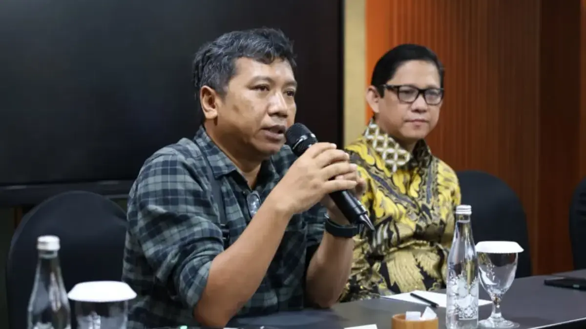 M. Q. Iswara (kanan) saat bertemu dengan perwakilan pengelola medsos. (dok Tim Iswara)