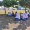 Sejumlah pelajar SMK Negeri 1 Cileungsi yang melakukan KBM di halaman sekolah, pada Senin (15/9/2025). Foto: R