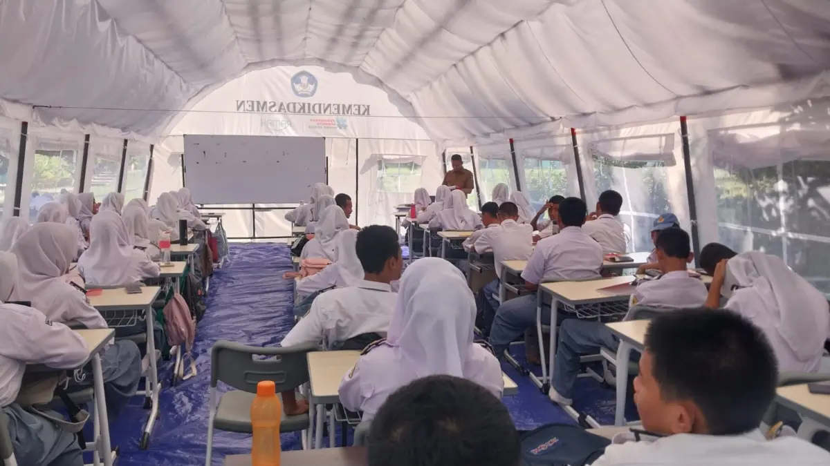 Siswa SMK Negeri 1 Cileungsi Sebut Belajar di Tenda Gerah, Lebih Pilih KBM di Halaman Sekolah Siswa SMK Negeri 1 Cileungsi Sebut Belajar di Tenda Gerah, Lebih Pilih KBM di Halaman Sekolah