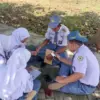 Sejumlah pelajar SMK Negeri 1 Cileungsi yang melakukan KBM di halaman sekolah, pada Senin (15/9/2025). Foto: R