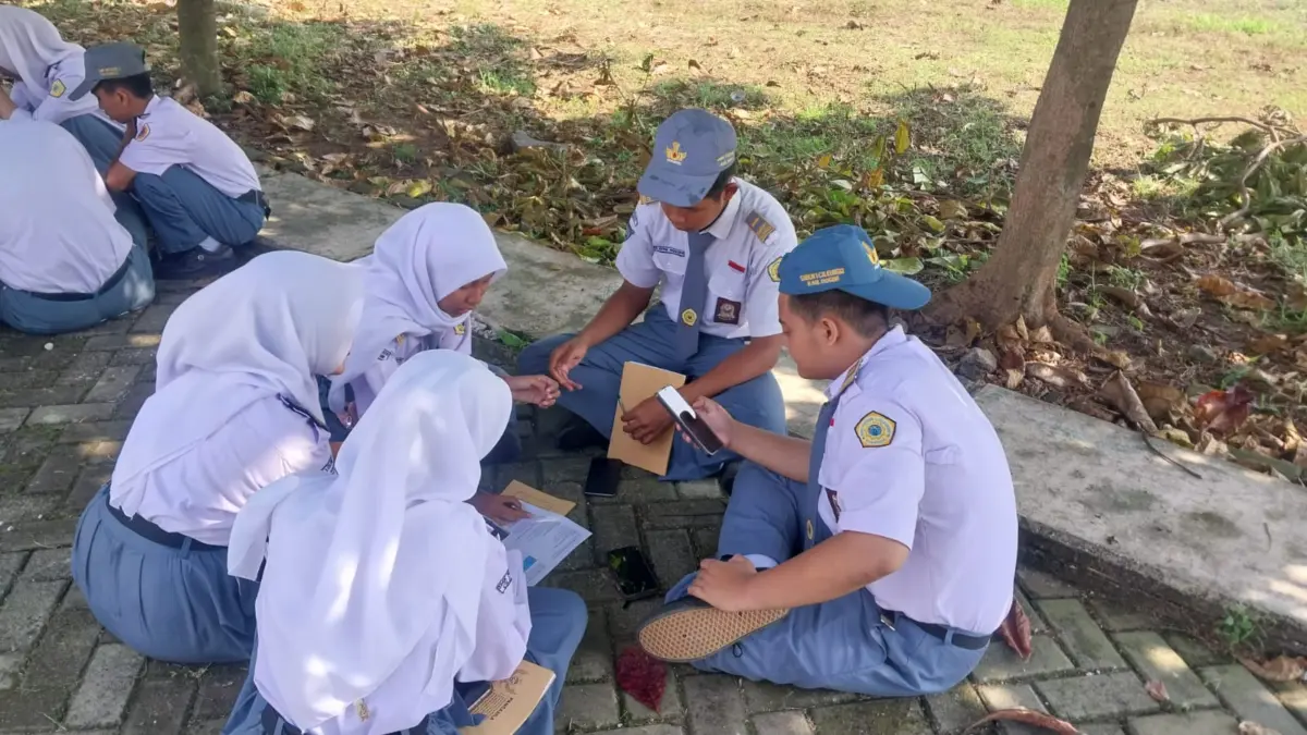 KBM di Tengah Keterbatasan Usai Atap Bangunan Ambruk , Guru SMK Cileungsi Buat Strategi Bikin Siswa Betah Sejumlah pelajar SMK Negeri 1 Cileungsi yang melakukan KBM di halaman sekolah, pada Senin (15/9/2025). Foto: R