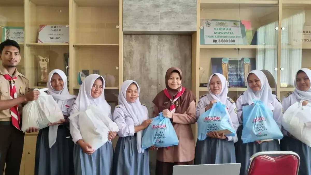 Dinsos Kabupaten Bogor Salurkan Sembako untuk Korban Runtuhnya Atap SMKN 1 Cileungsi Dinsos Kabupaten Bogor Berikan Sembako untuk Orangtua hingga Murid Korban Runtuh Atap SMKN 1 Cileungsi